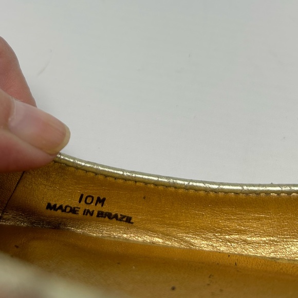 Kate Spade Sz 10 Metallic Gold Snakeskin Peep Toe Pearl Accent Flat Sandal Shoe - Picture 5 of 11